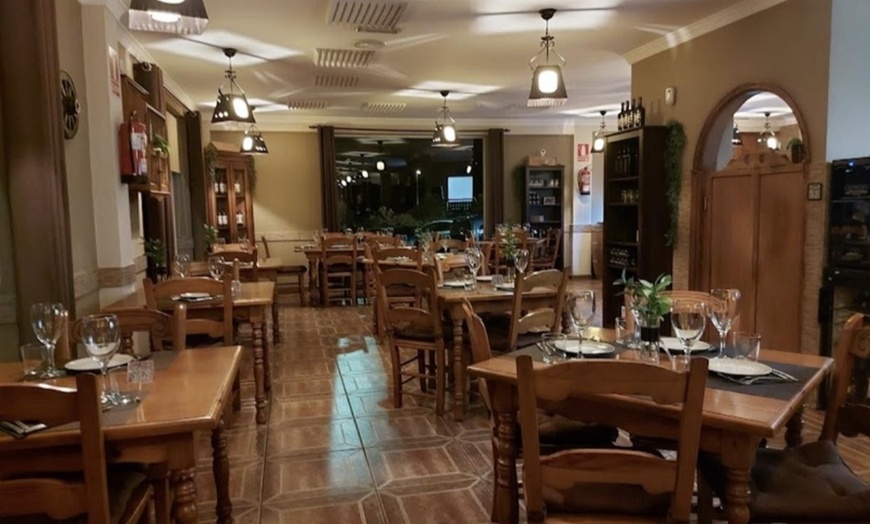 Image 4: Parrillada de carnes al grill con postre y botella de vino para 2 o 4 