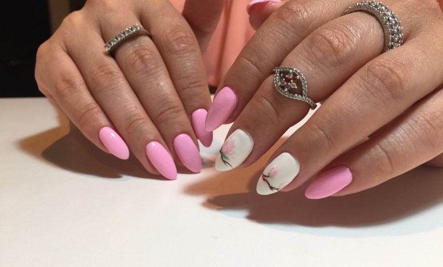 Image 1: Do 38% zniżki na Salon/studio paznokci - Manicure i pedicure w Port de Beauté
