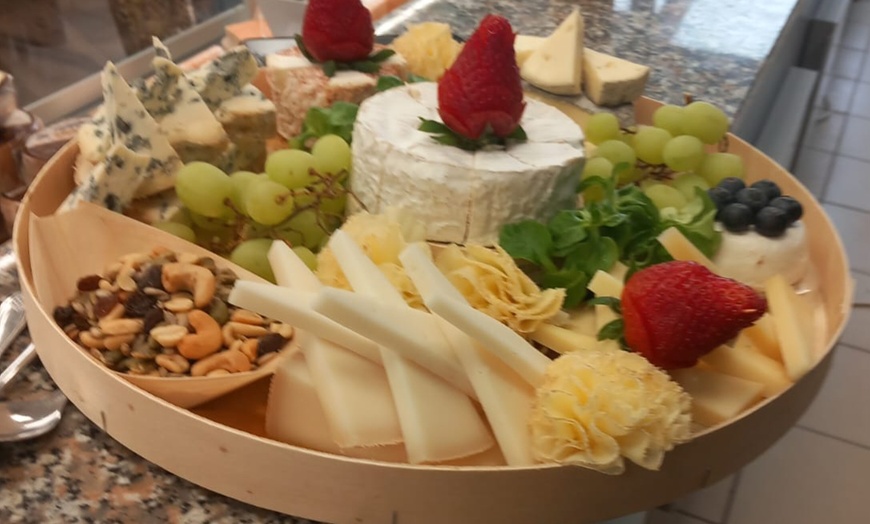 Image 2: Planche de fromages, charcuterie, fondue ou raclette pour 2 pers.
