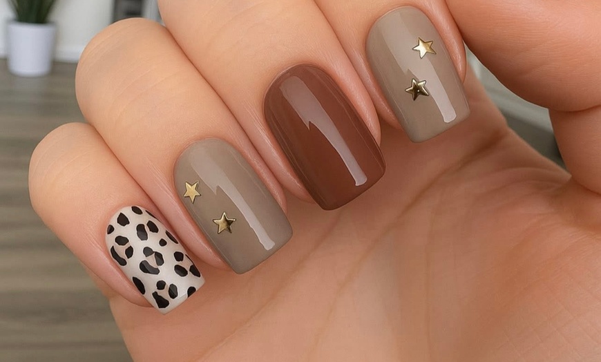 Image 4: Up to 26% Off on Manicure - Shellac / No-Chip / Gel at Mobile Glam