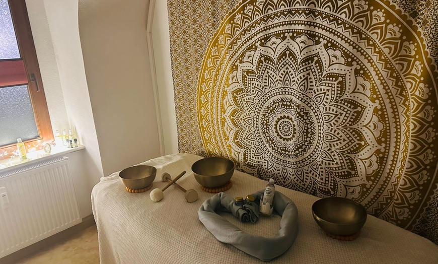 Image 1: Tiefenentspannung mit energetischer Massage und Therapieklangschalen