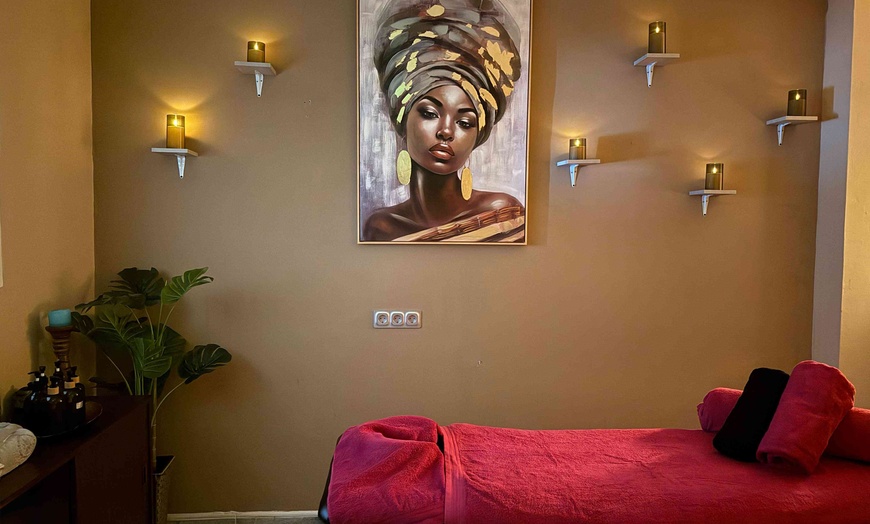 Image 2: 1 o 2 sesiones de masaje a elegir, con drenaje linfático localizado 