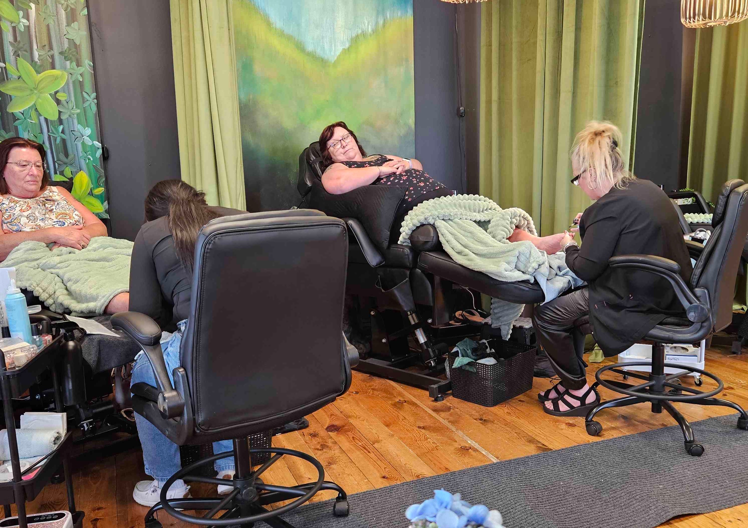 Step Into Bliss: Experience the Ultimate Waterless Pedicure! 