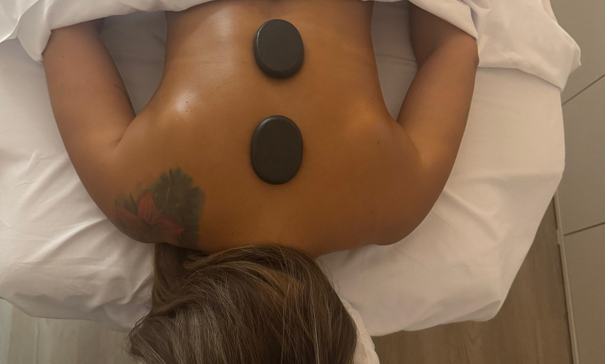 Image 2: 30 or 50 Minute Relax Massages Including Hot Stone Options