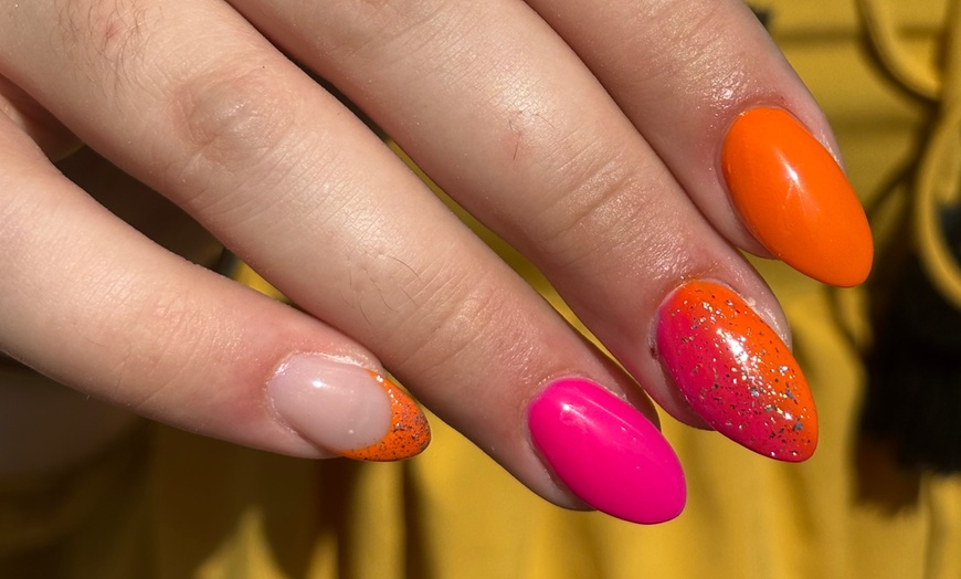 Image 15: Pose gel, vernis semi-permanent ou sur ongles naturels chez MStudio
