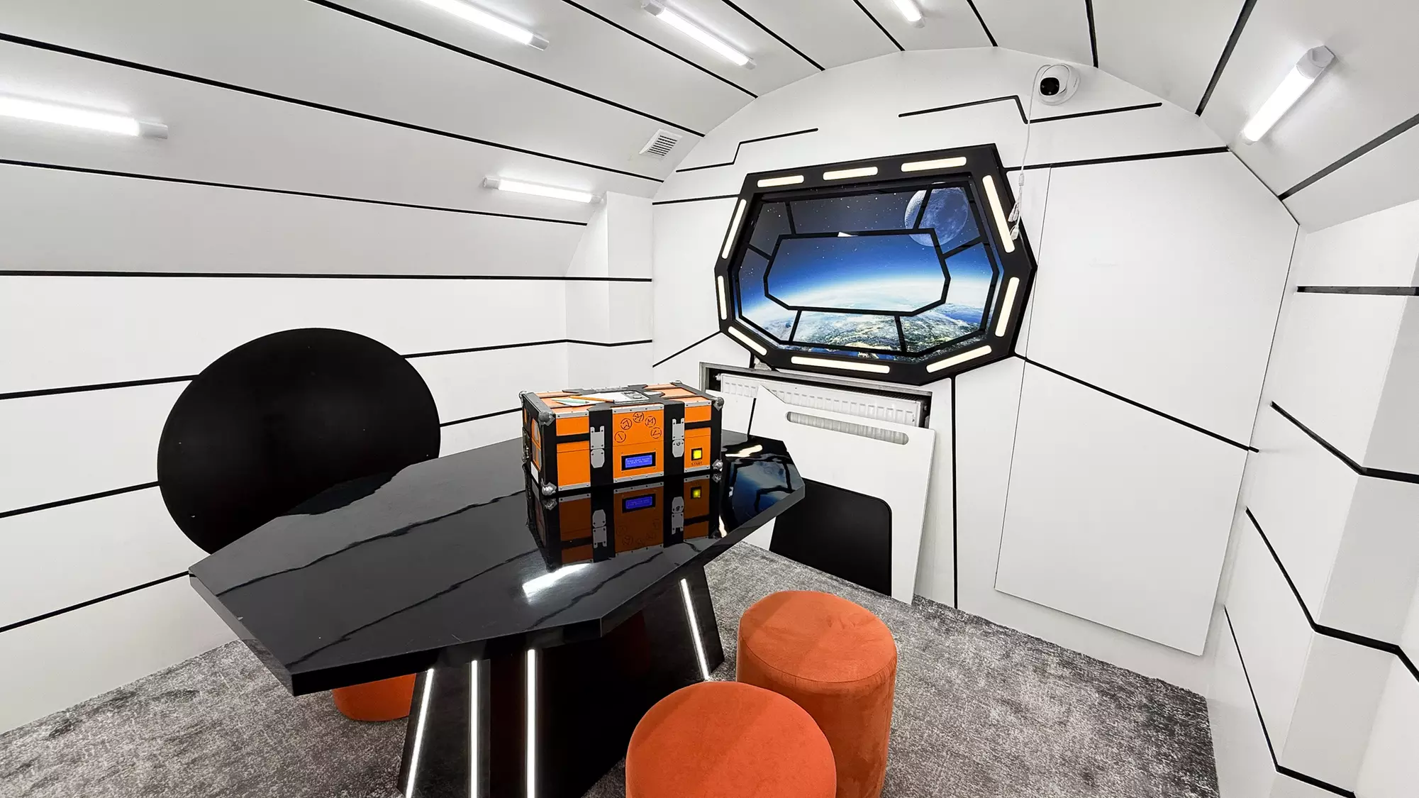 Gra typu escape the room – łamigłówki, przygoda i zabawa dla 2-4 osób w Wawel Escape Room (do -31%) - Primary Image