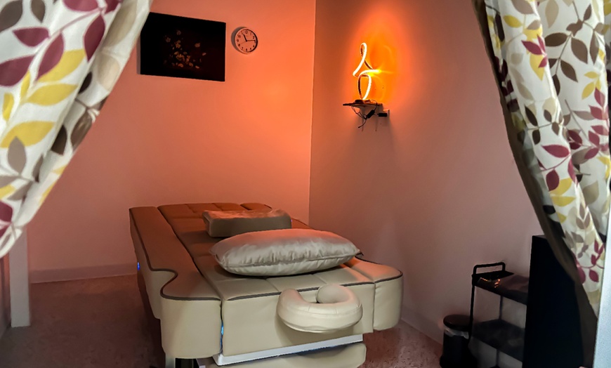 Image 10: Up to 37% Off on Spa / Salon Beauty Treatments at Far East Scalp Therapy Spa