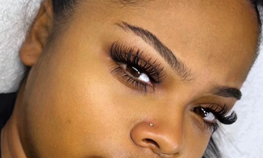 Image 2: Full Set of Eyelash Extensions with 3D or 6D Volumes and Two Week Fill
