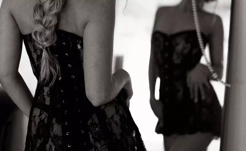 Discover In-Studio or On-Location Boudoir Session with Digital Files