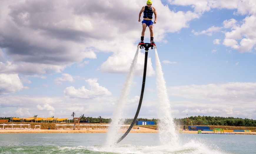 Image 5: Całodniowy wstęp na plażę, wejście na Wodny Tor Przeszkód lub Flyboard