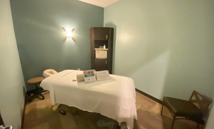 Image 2: Get 60,75 or 90 Minute Therapeutic Massage