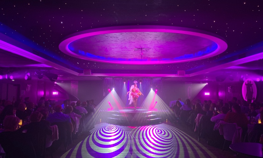 Image 5: Dîner-spectacle féérique au Cabaret Club : magie, saveurs & glamour