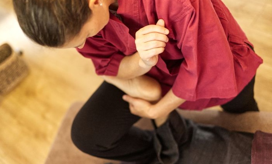 Image 11: Modelage Shiatsu ou réflexologie avec une experte