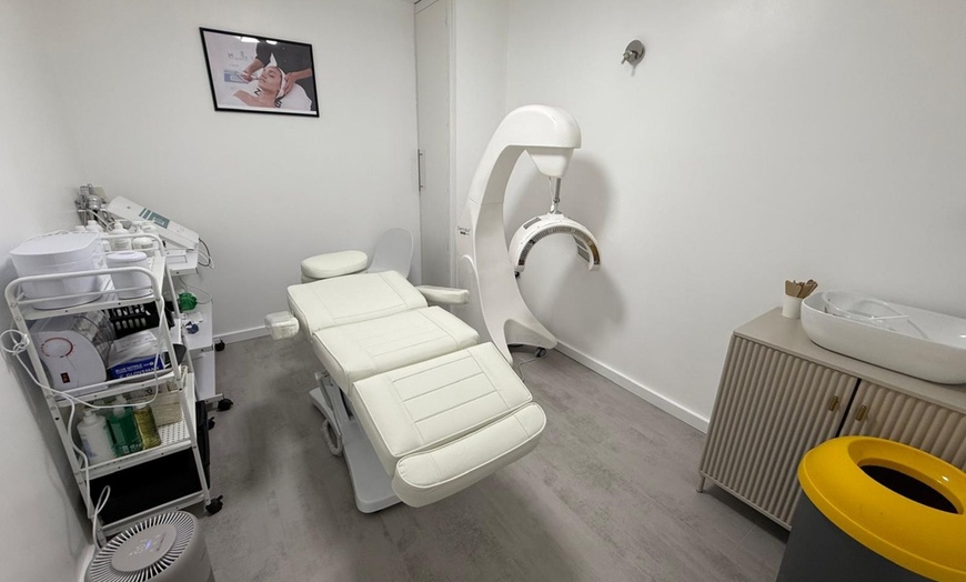 Image 3: Deluxe Hydro Diamond Facial w/ Dermalux Triwave LED Light Therapy