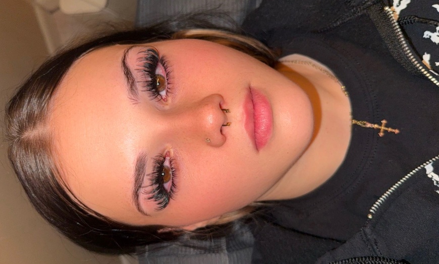 Image 4: Get Stunning Eyelash Extensions: Cat Eye, Classic, Hybrid & More