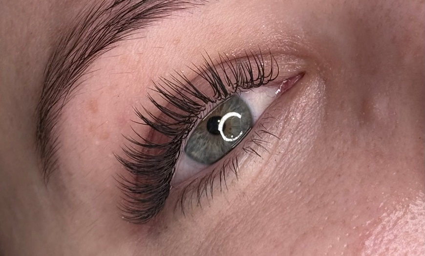 Image 1: Wimpernverlängerung für einen einzigartigen Look
