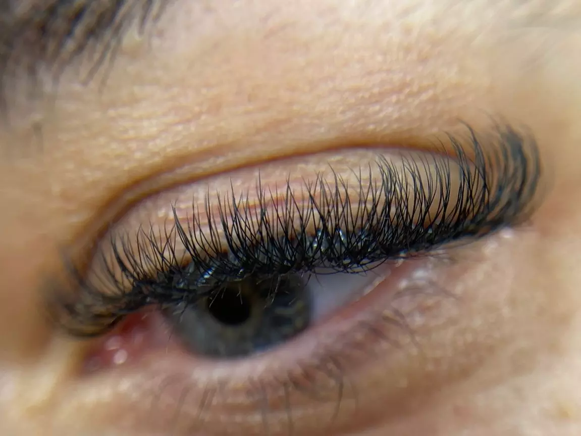 Un regard mis en valeur au quotidien grâce aux extensions de cils
