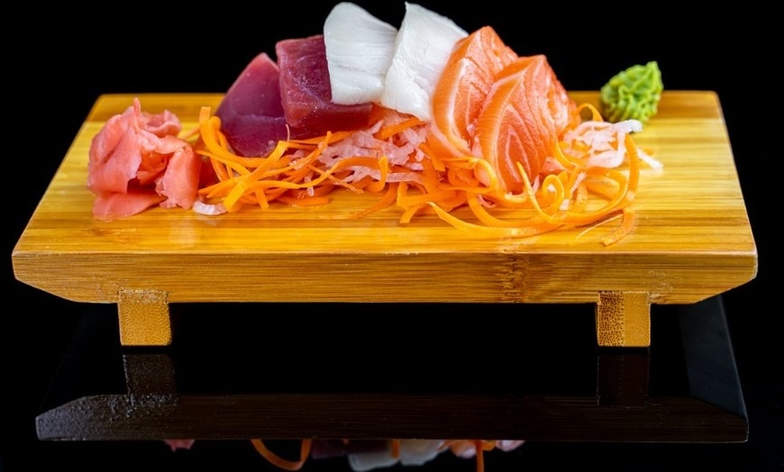 Image 10: Explora lo auténtico: menú degustación de sushi para 2 o 4 personas