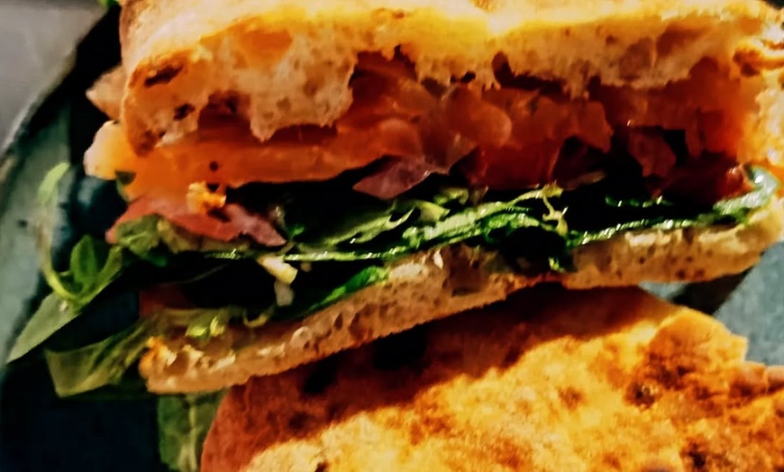 Image 2: Saborea deliciosas focaccias con un menú completo para 2 o 4 personas