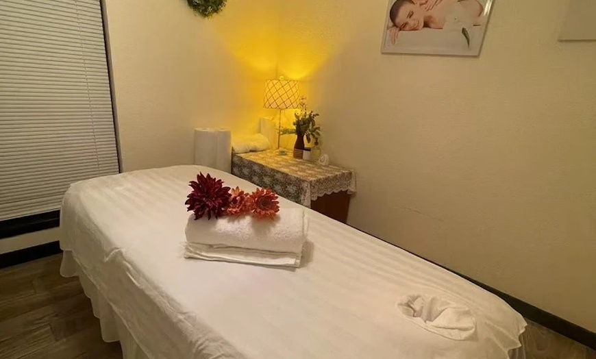 Image 3: Rediscover Your Zen with a 60 or 90min Couples Massage