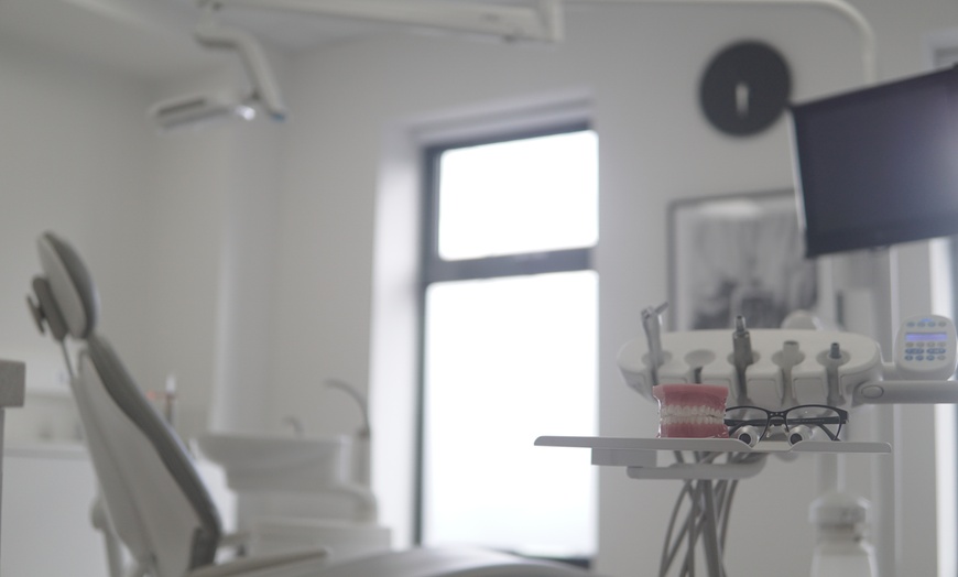 Image 6: Get a Fresh Smile: Dental Scale+ Polish/Dental Clean w/ Scale+ Airflow