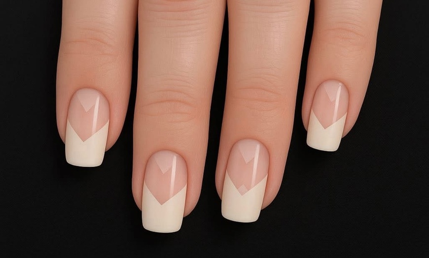 Image 2: Up to 26% Off on Manicure - Shellac / No-Chip / Gel at Mobile Glam