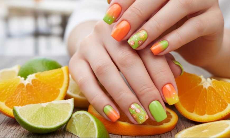 Image 17: Manicura o pedicura con opción a nivelación, refuerzo de gel y más