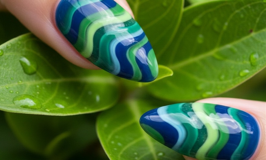 Image 8: Manicura o pedicura con opción a nivelación, refuerzo de gel y más