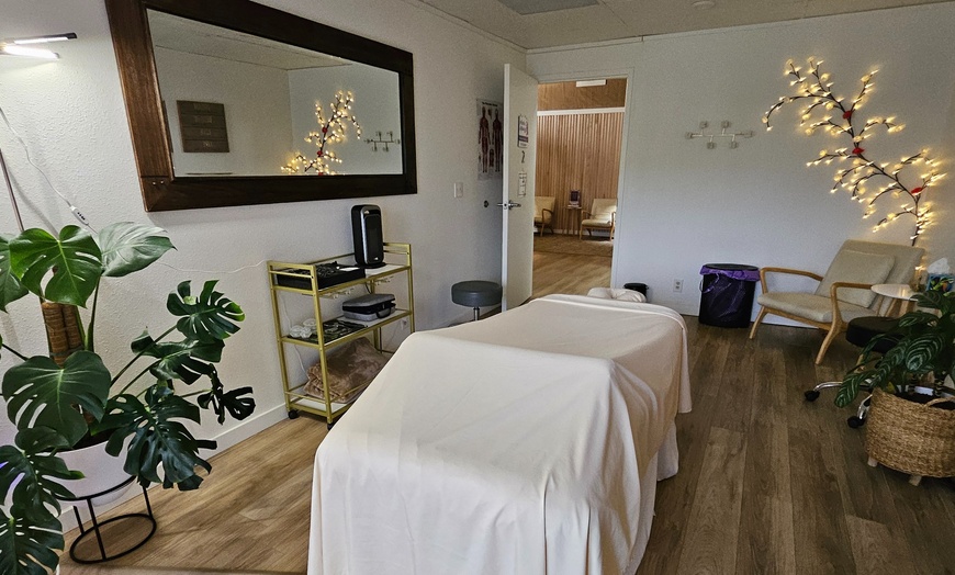 Image 2: Experience Azalea Zen Massage's 50 minute options and save up to 30%