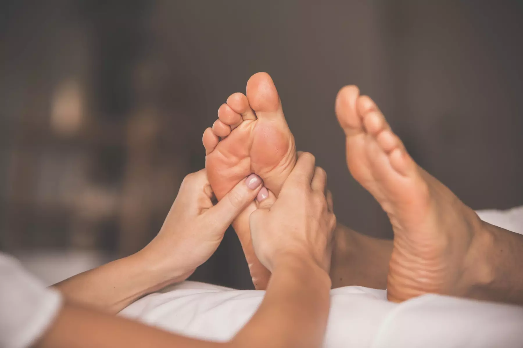 60-Min Foot Reflexology & Body Session w/ Foot Bath & Hot Stones