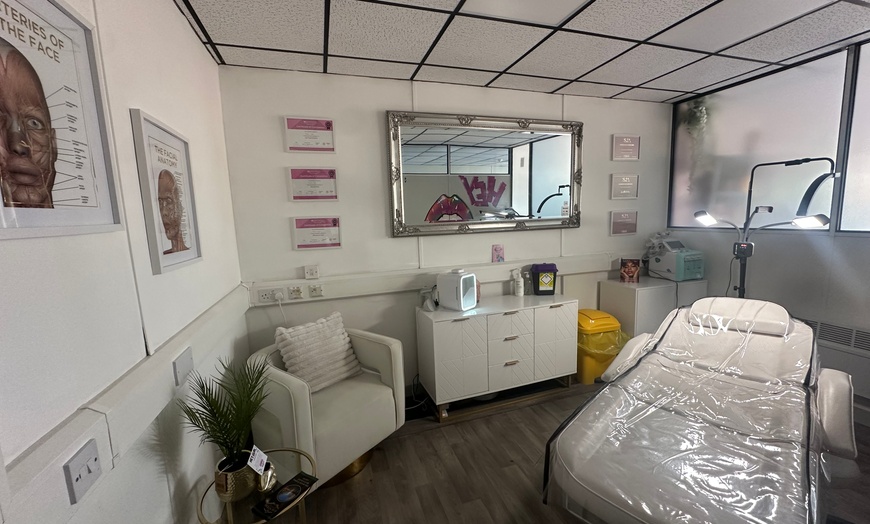 Image 2: Get a 0.5ml/ 0.7ml/ 1.1ml/ 1ml Lip Filler