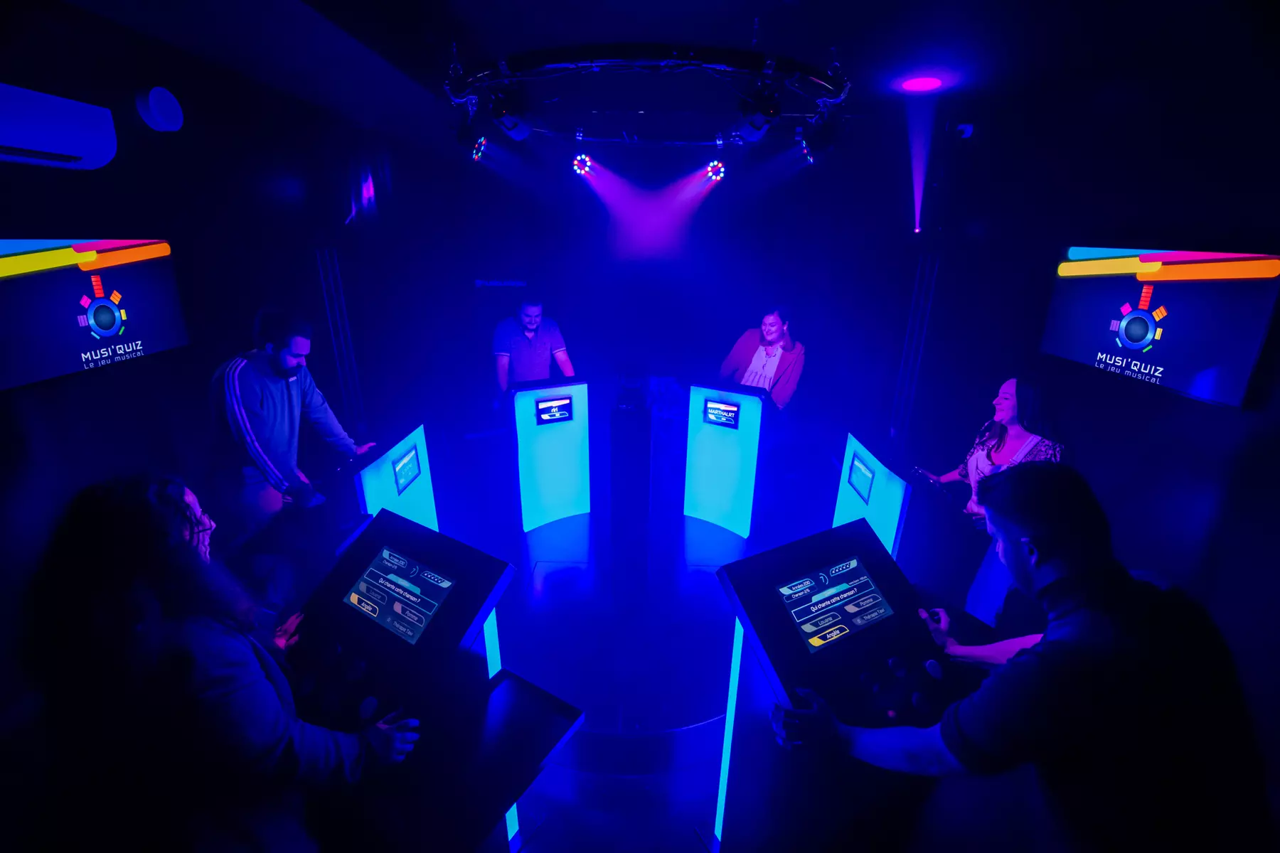 Quiz musical immersif : défiez vos proches sur un plateau télé !