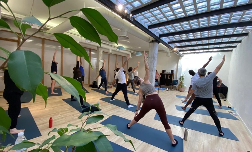 Image 2: 1 o 4 sesiones de yôga en DeRose Method Madrid Centro