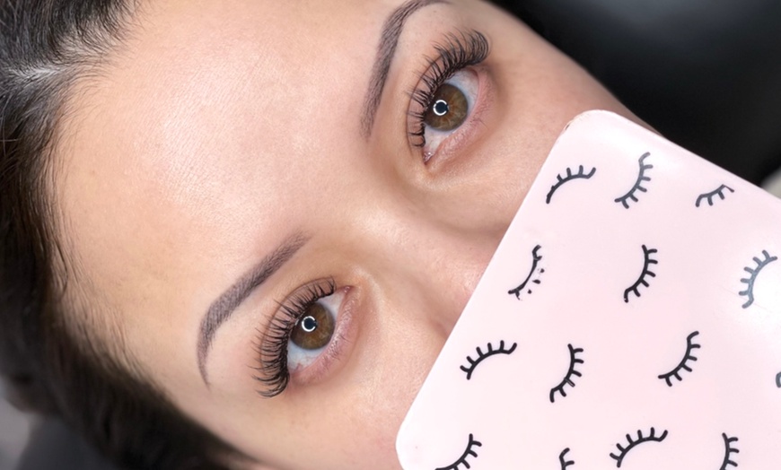 Image 1: Transform Your Look: Get Luscious Lashes That Wow! 