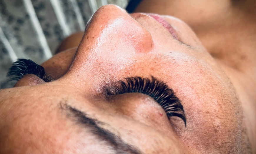 Image 2: Enhance Your Look With Classic, Hybrid, Volume Lash Extensions Or Lift