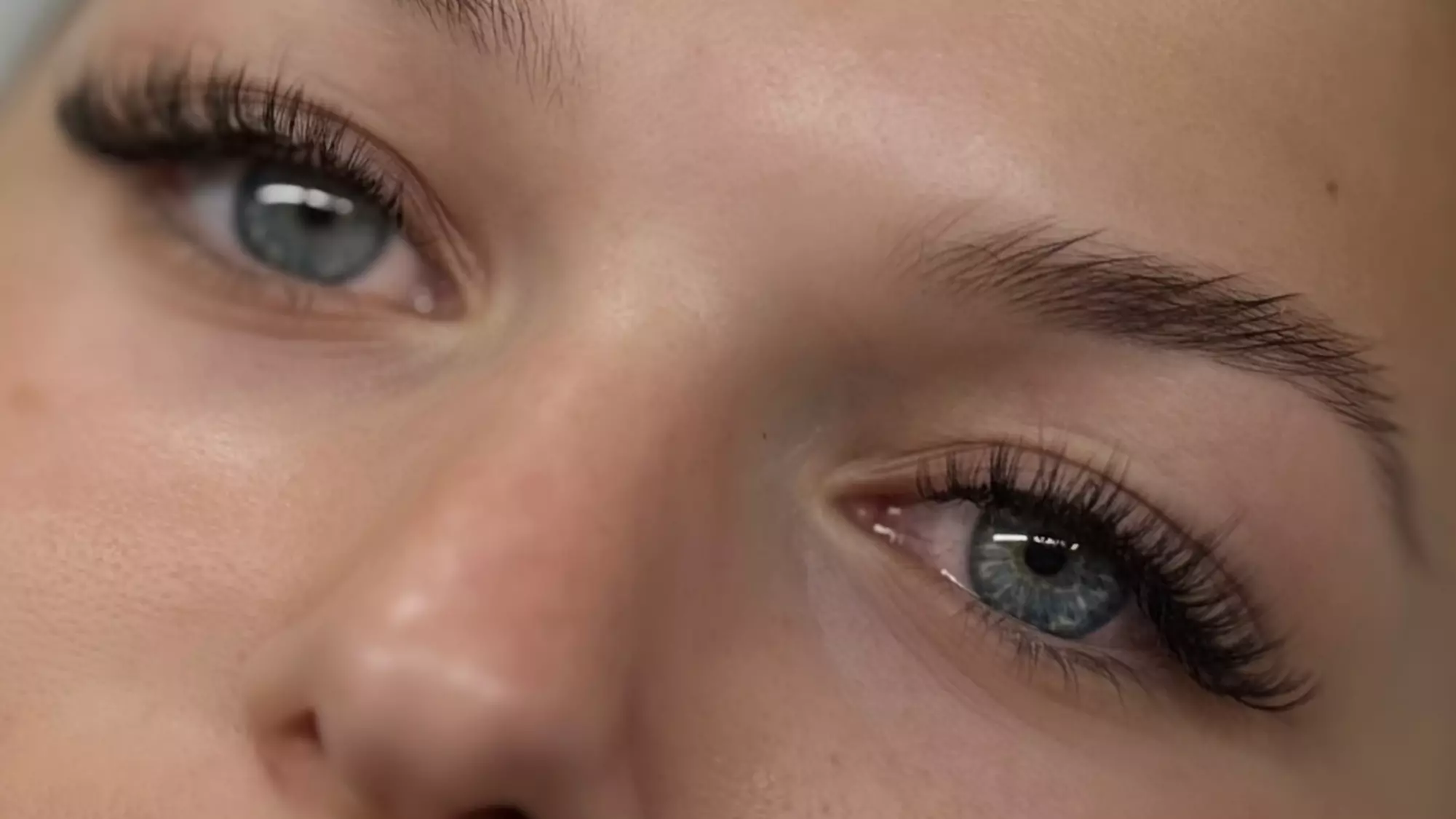 Light Volumen-Wimpernverlängerung für 1 Person