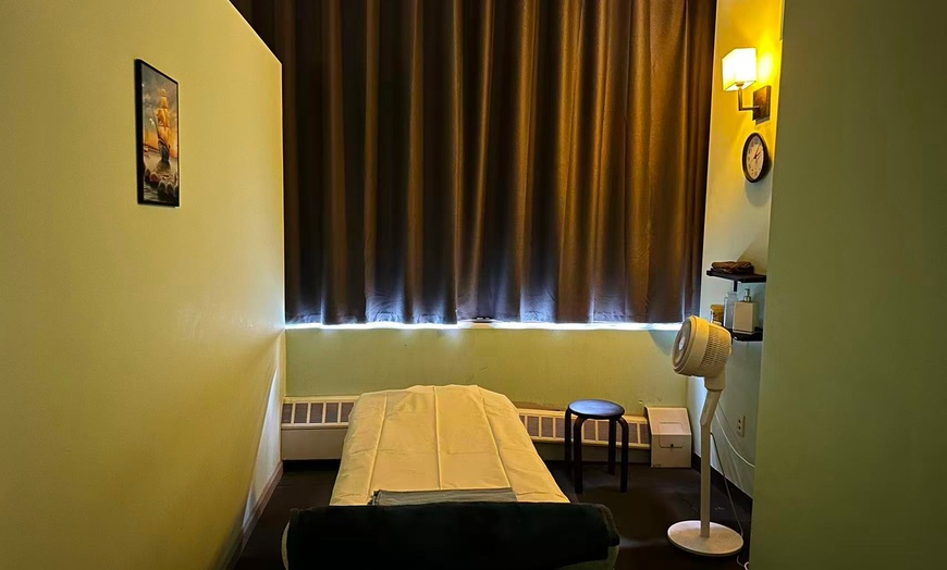 Image 4: One 60 or 90-Minute Couples Massage Experience