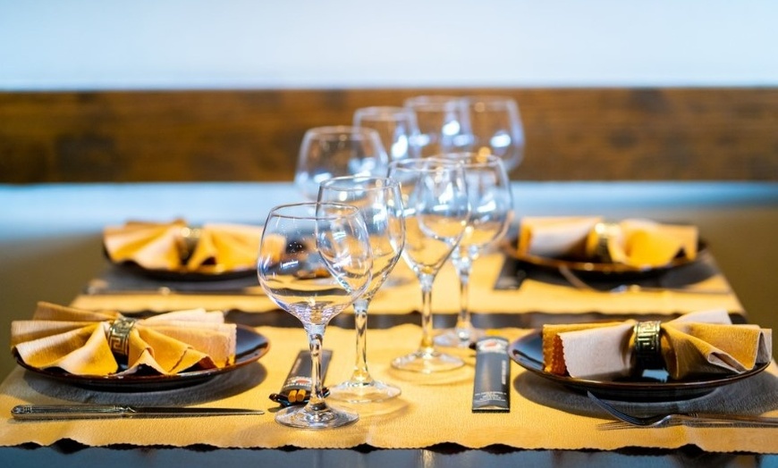 Image 7: Explora lo auténtico: menú degustación de sushi para 2 o 4 personas