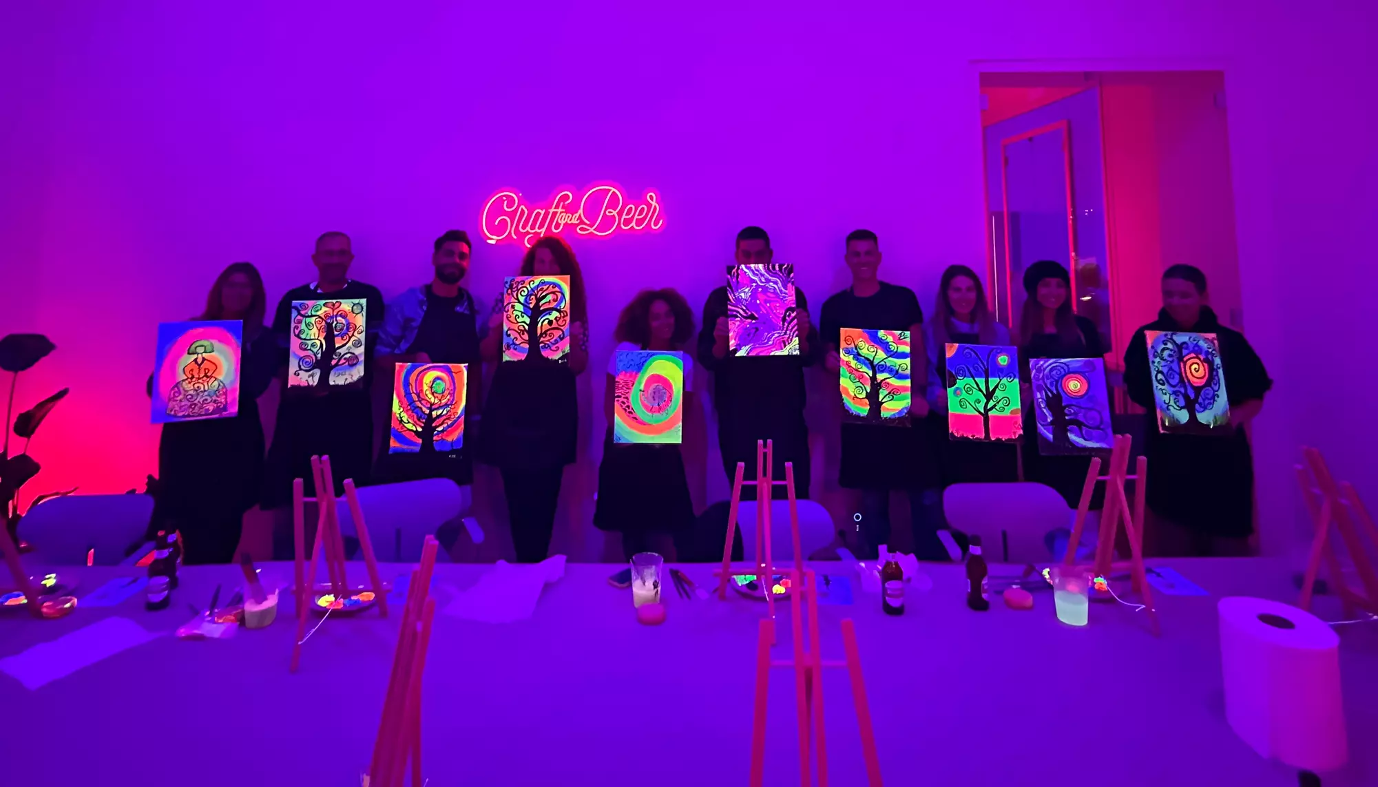 Despierta tu creatividad en Clase de arte con pintura neón