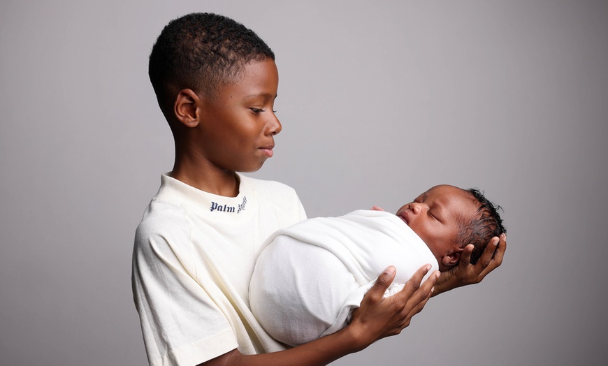 Image 4: Newborn Photoshoot with Prints