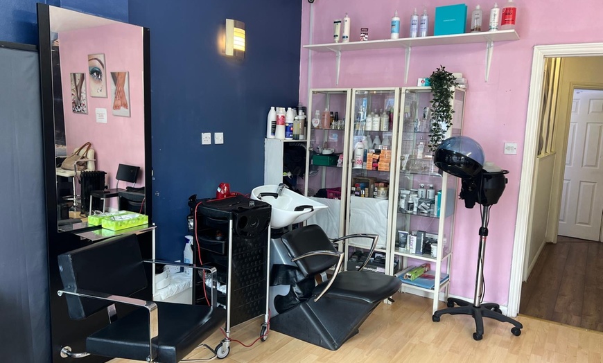 Image 4: Express HydraFacial Deep Cleanse Facial or Deluxe HydraFacial Package