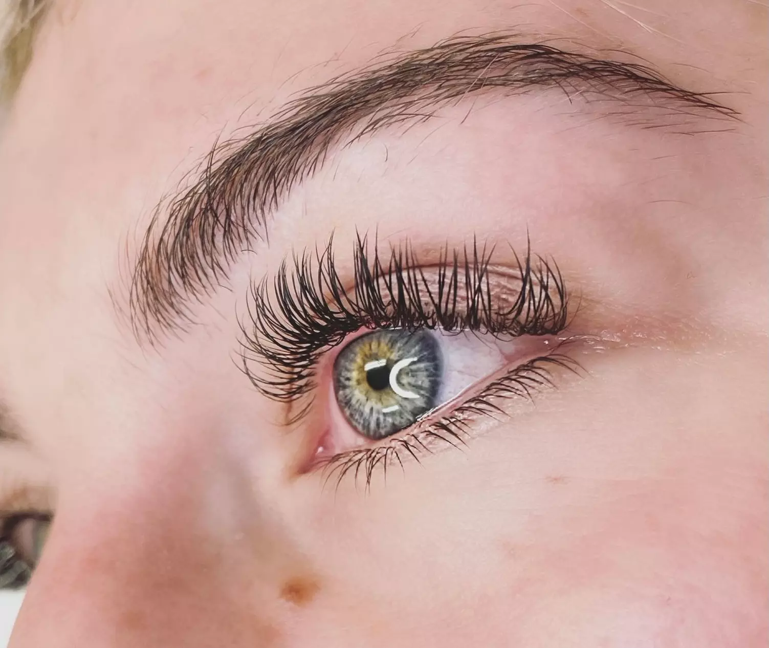 Enhance Your Look with Eyelash Extensions and Refill