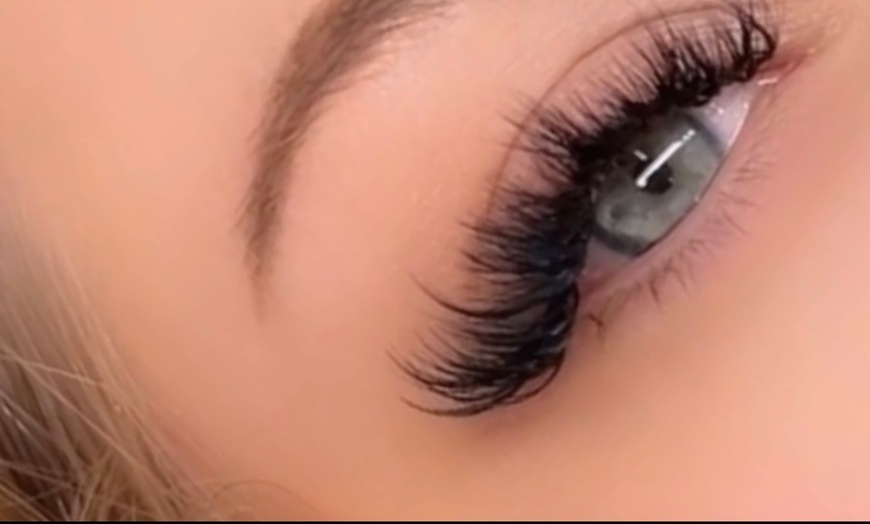Image 5: Enhance Your Look with Classic or Hybrid Full Set at Luxurybylia