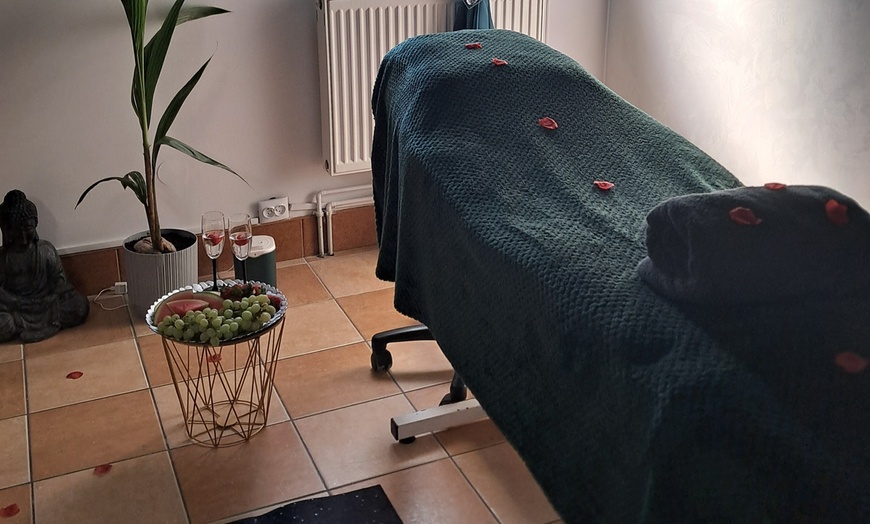 Image 1: Masaż relaksacyjny z aromaterapią przy blasku świec dla dwojga