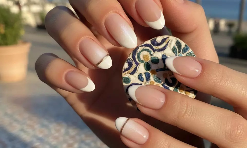 Manicura o pedicura con esmaltado clásico o semipermanente