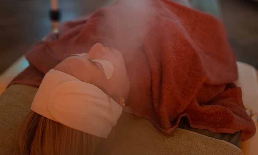 Image 1: Ontspannende gelaatsverzorging die huid én geest tot rust brengt