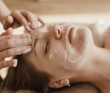 Rituel Amour Saint-Valentin – soin du visage relaxant avec massage du visage, cuir chevelu & détente du dos (1h) - Massages bien-être Soledad CASTILLO