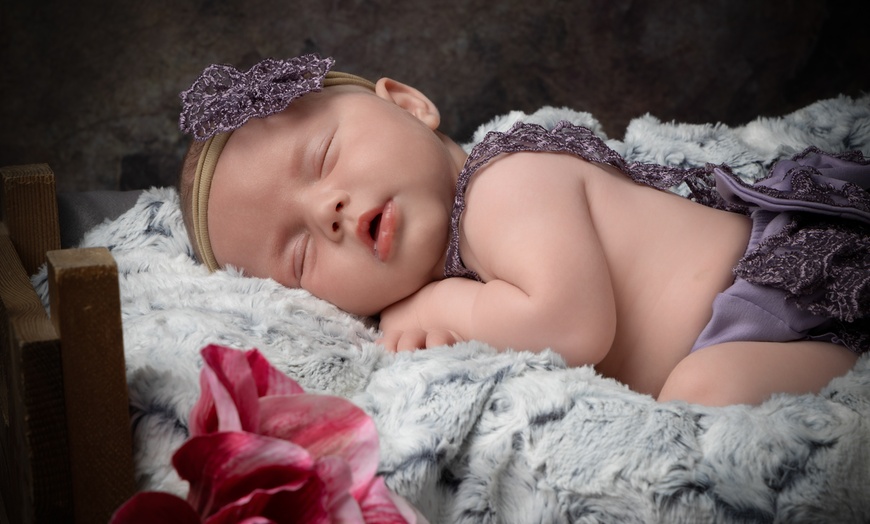 Image 3: Newborn Photoshoot With Prints