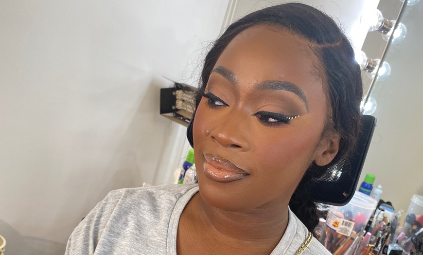 Image 9: 90-Min Naturally Me or Soft Glam Makeup Application
