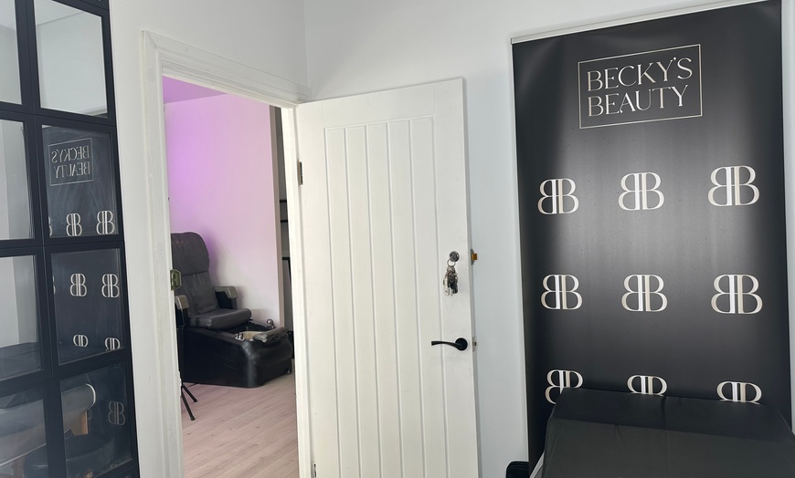 Image 2: Smooth & Silky: Half Leg, Underarm, Full Leg, Brazilian & More - Women